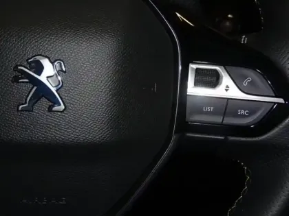 Photo 12 Peugeot 208  e- 136ch GT