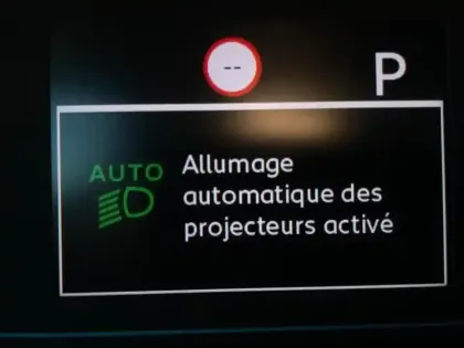 Photo 13 Peugeot 208  e- 136ch Style