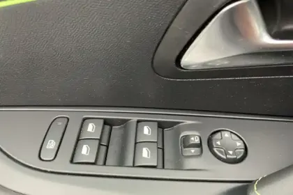 Photo 15 Peugeot 208  Hybrid 100 e-DCS6