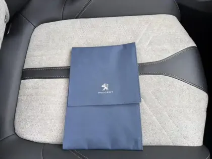 Photo 15 Peugeot 3008  Hybrid 225 e-EAT8 GT