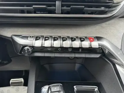 Photo 12 Peugeot 3008  Hybrid 225 e-EAT8 GT