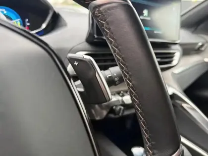 Photo 17 Peugeot 3008  Hybrid 225 e-EAT8 GT