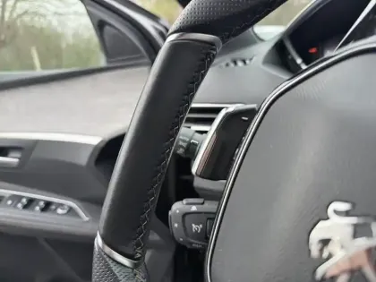 Photo 16 Peugeot 3008  Hybrid 225 e-EAT8 GT