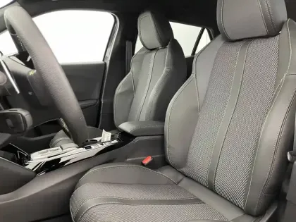 Photo 77 Peugeot 2008  Hybrid 145 e-DCS6