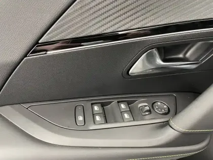 Photo 95 Peugeot 2008  Hybrid 145 e-DCS6