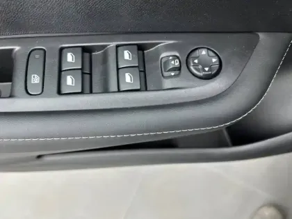 Photo 18 Peugeot 208  Hybrid 100 e-DCS6