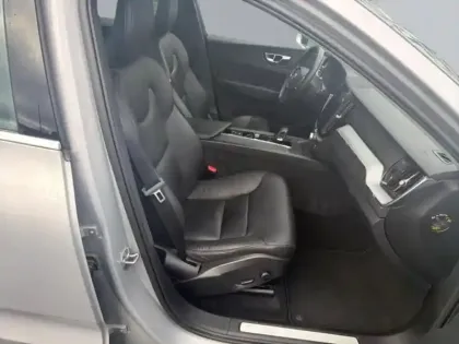 Photo 8 Volvo Xc60  B4 AdBlue 197ch Momentum Business Geartronic