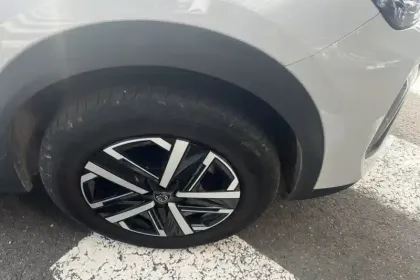 Photo 33 Peugeot 2008  Hybrid 136 e-DCS6