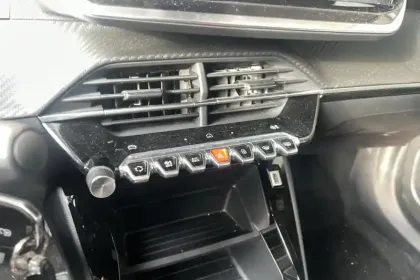 Photo 18 Peugeot 2008  Hybrid 136 e-DCS6