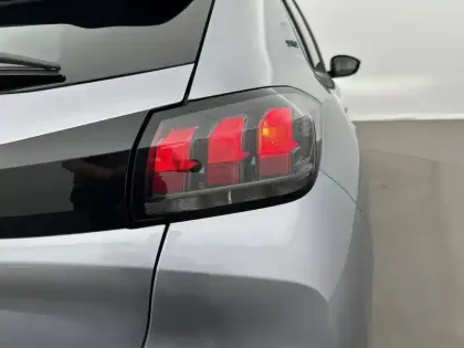 Photo 16 Peugeot 208  PureTech 100 S&S EAT8