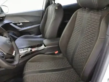 Photo 66 Peugeot 2008  PureTech 130 S&S EAT8