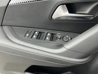 Photo 14 Peugeot 2008  PureTech 130 S&S EAT8