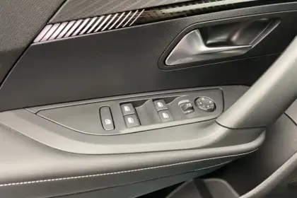 Photo 81 Peugeot 2008  Hybrid 145 e-DCS6