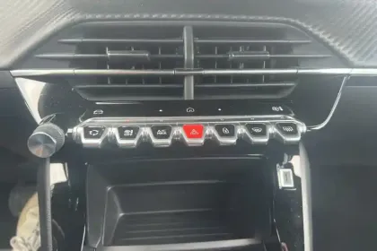 Photo 67 Peugeot 2008  Hybrid 136 e-DCS6