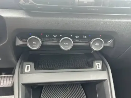 Photo 39 Citroën C4 e- 136 ch Automatique