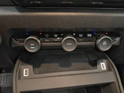 Photo 17 Citroën C4 e- 136 ch Automatique