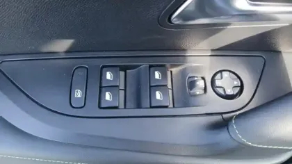 Photo 32 Peugeot 2008  Hybrid 136 e-DCS6