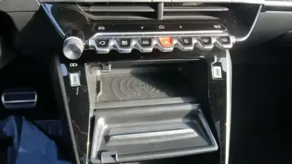 Photo 103 Peugeot 2008  Hybrid 136 e-DCS6