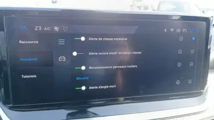 Photo 60 Peugeot 2008  Hybrid 136 e-DCS6