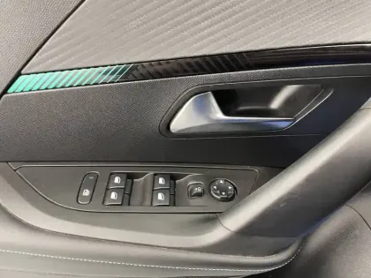 Photo 63 Peugeot 2008  PureTech 130 S&S BVM6