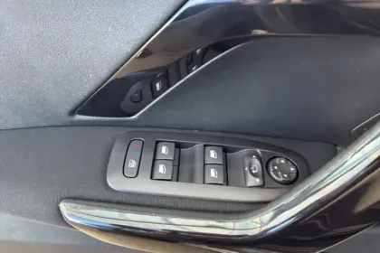 Photo 26 Peugeot 208  PureTech 82ch S&S BVM5