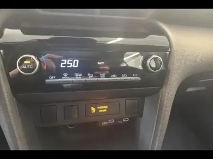 Photo 12 Toyota Yaris Gén. I Ph1 NG Dynamic 5