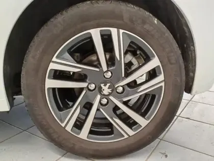 Photo 8 Peugeot 208  1.2 PureTech 100ch S&S Allure 118g