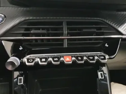 Photo 13 Peugeot 2008  e- 136ch Allure