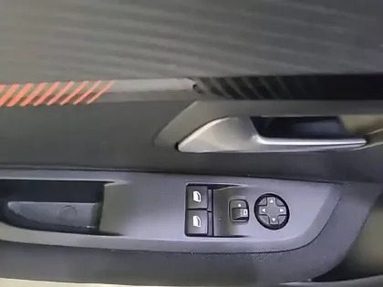 Photo 30 Peugeot 208  Electrique 50 kWh 136ch