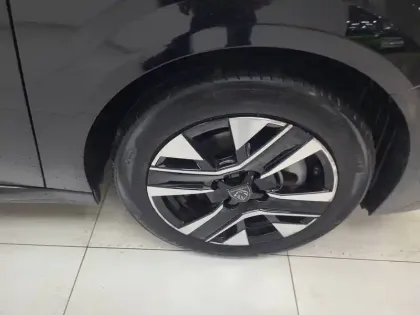 Photo 8 Peugeot 208  Hybrid 110 ch e-DCS6