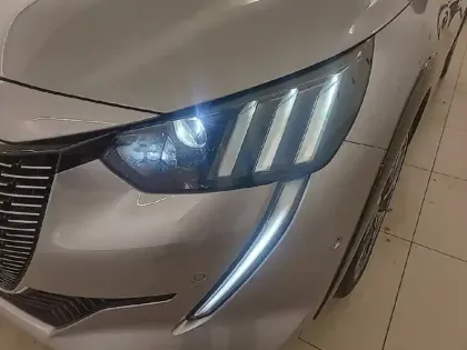 Photo 15 Peugeot 208  Electrique 50 kWh 136ch