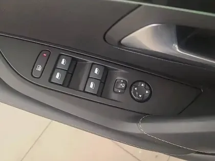 Photo 21 Peugeot 208  Electrique 50 kWh 136ch