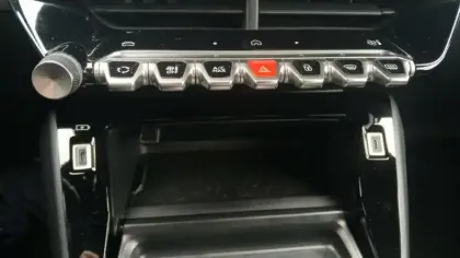 Photo 31 Peugeot 208  Hybrid 110 e-DCS6