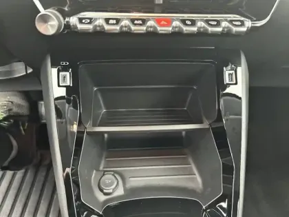 Photo 23 Peugeot 208  Electrique 50 kWh 136ch