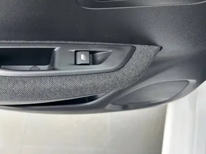 Photo 14 Peugeot 208  Electrique 50 kWh 136ch