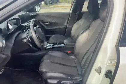 Photo 8 Peugeot 2008  PureTech 130 S&S EAT8