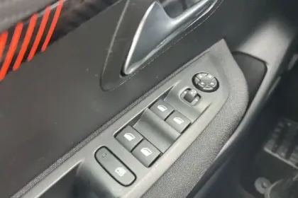 Photo 19 Peugeot 208  Electrique 50 kWh 136ch