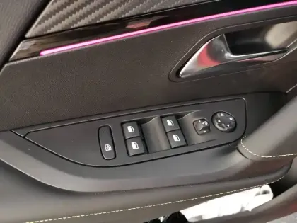 Photo 60 Peugeot 2008  PureTech 130 S&S EAT8