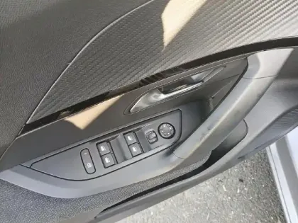 Photo 12 Peugeot 2008  Hybrid 145 e-DCS6 Style