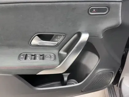 Photo 14 Mercedes Classe A 200 d AMG Line