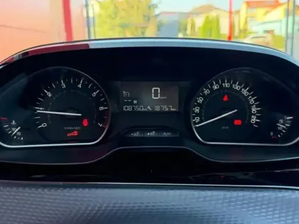 Photo 12 Peugeot 208  1.2 Essence 82ch E6.c Signature 5p