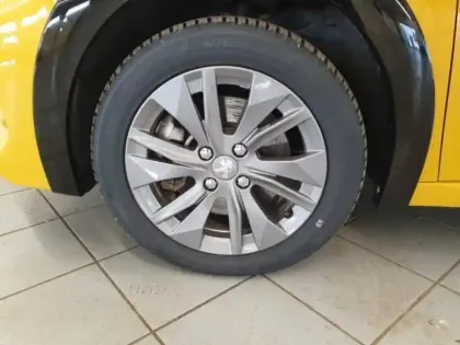 Photo 8 Peugeot 208  e- 136ch Style