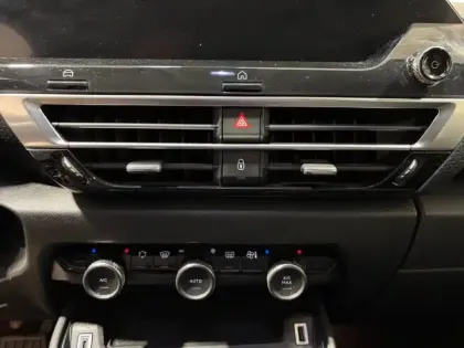 Photo 14 Citroën C4  BlueHDi 130ch S&S Feel EAT8