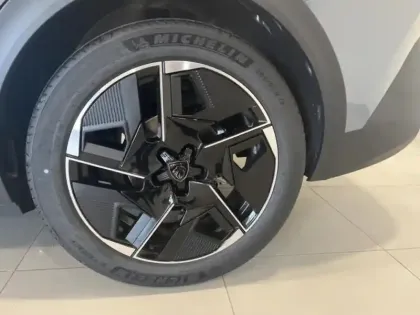 Photo 9 Peugeot 408  Hybrid 145ch GT e-DCS6