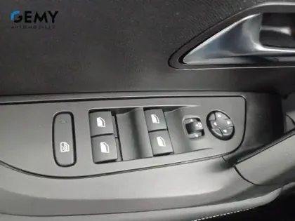 Photo 29 Peugeot 2008  Hybrid 145 e-DCS6