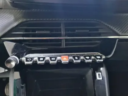 Photo 21 Peugeot 208  PureTech 75 S&S BVM5