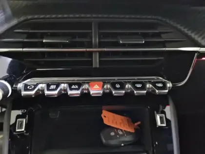 Photo 24 Peugeot 2008  Electrique 136 ch