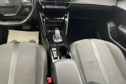 Photo 41 Peugeot 208  PureTech 130 S&S EAT8