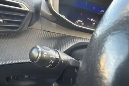 Photo 52 Peugeot 208  PureTech 100 S&S BVM6