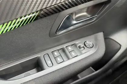 Photo 66 Peugeot 208  Hybrid 100 e-DCS6